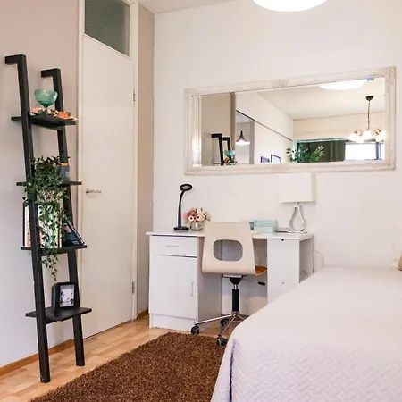 דירה Stylish Urban Escape In